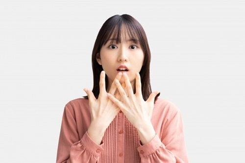 国に手を当てる女性