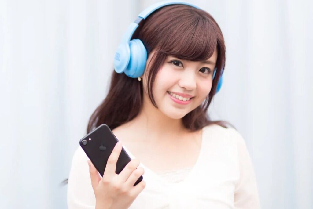 スマートフォンを持つ女性