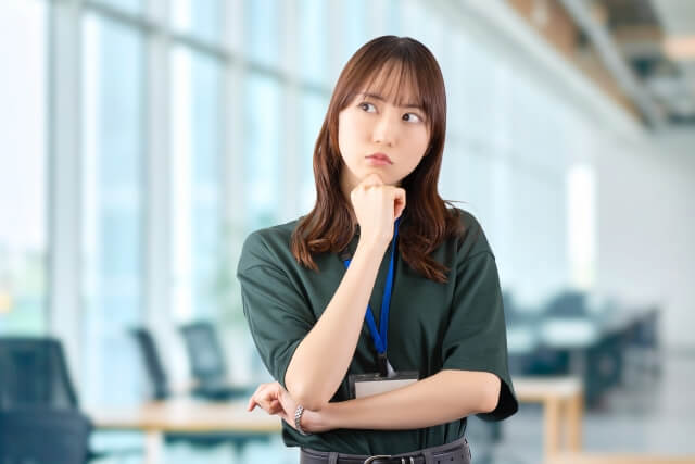 考える女性